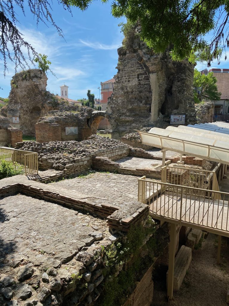 Ausgrabungen in Varna an der Schwarzmeerküste in Bulgarien - eingefallene Mauern, dazwischen Stege zum Besichtigen
