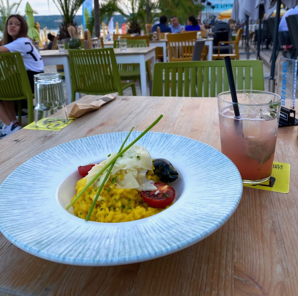 Meeresfrüchte Risotto in Varna an der Schwarzmeerküste in Bulgarien
