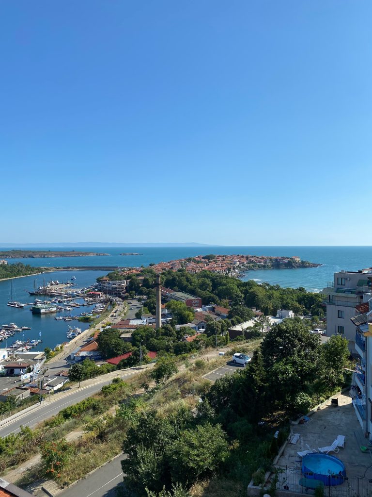Blick auf die Altstadt von Sosopol, daneben der Hafen, umgeben vom Schwarzen Meer