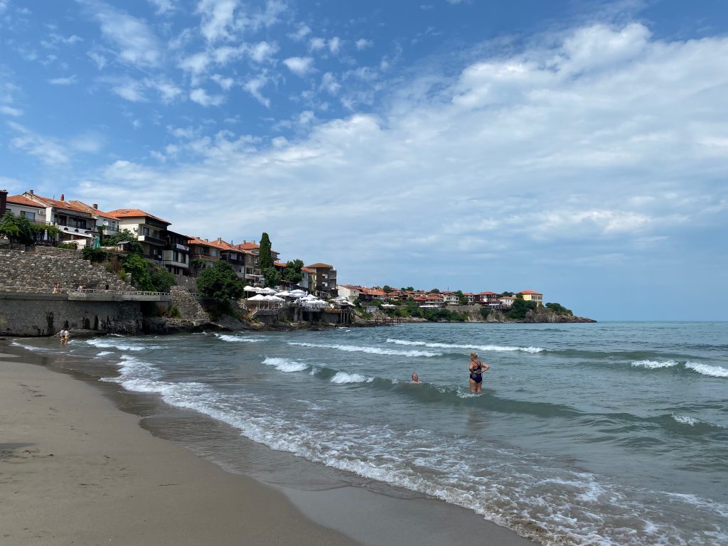 Strand in Sosopol an der Schwarzmeerküste in Bulgarien, im Hintergrund Häuser und Steinmauern