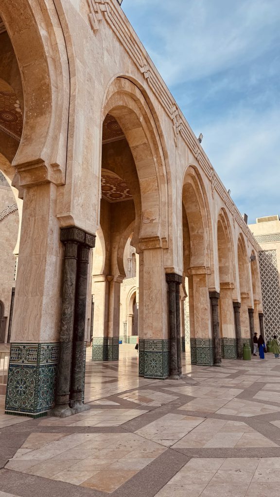 Torbögen der Moschee von Casablanca in Beigetönen mit grünen Akzenten - in Marokko