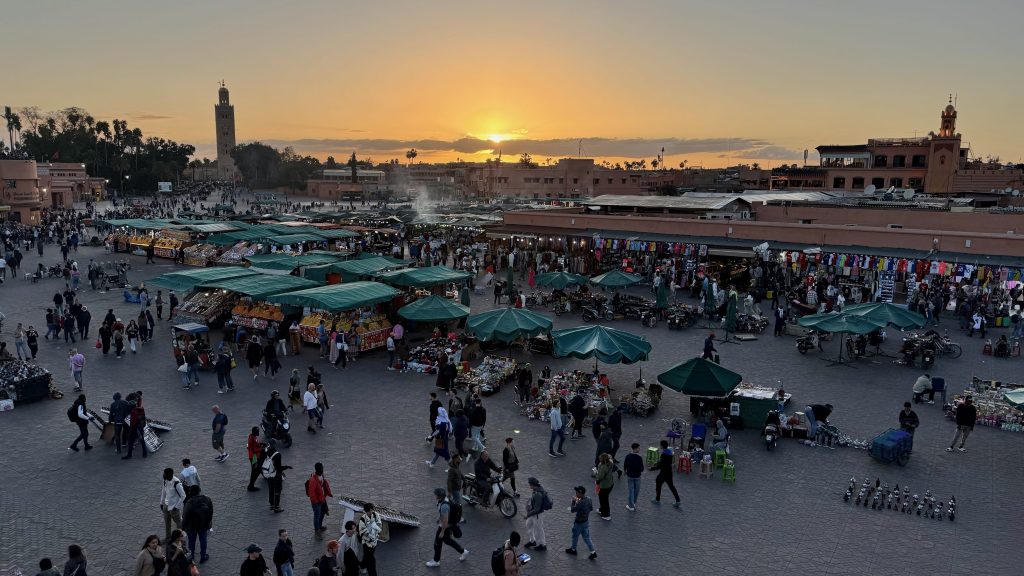 Blick von oben auf den Gauklerplatz in bei Sonnenuntergang mit einigen Ständen und vielen Menschen
