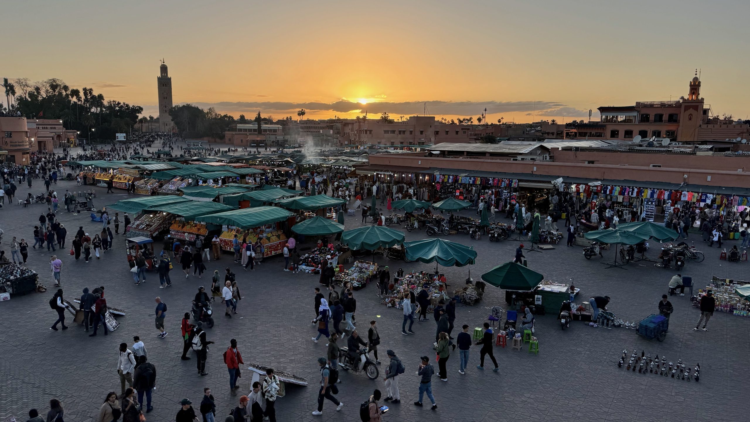Blick von oben auf den Gauklerplatz in bei Sonnenuntergang mit einigen Ständen und vielen Menschen