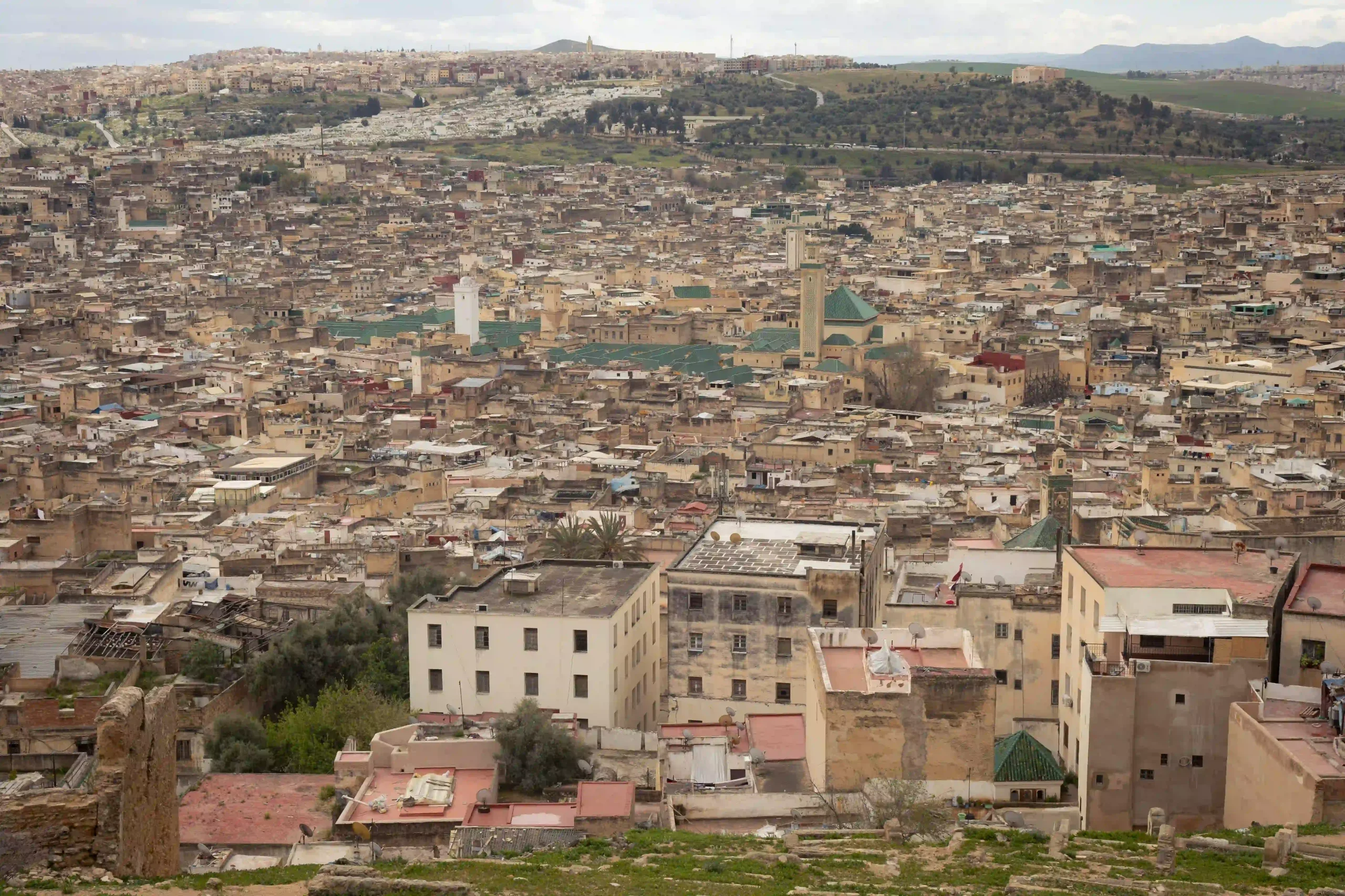 Blick auf die dicht bebaute Medina von Fès in Marokko
