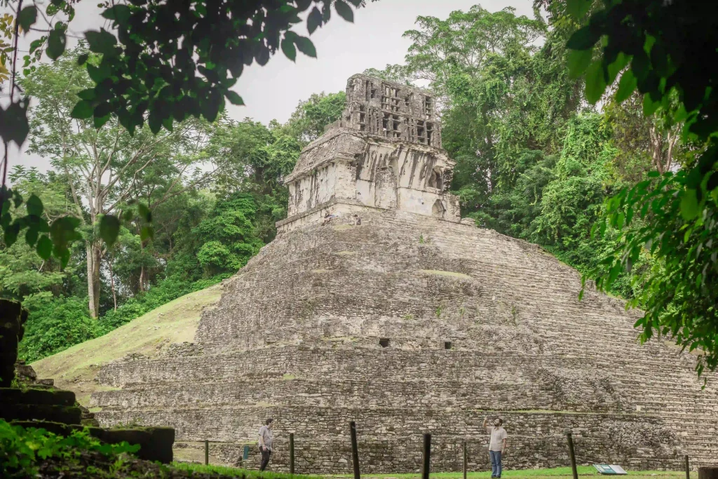 Blick auf eine der Ruinen von Palenque im Dschungel