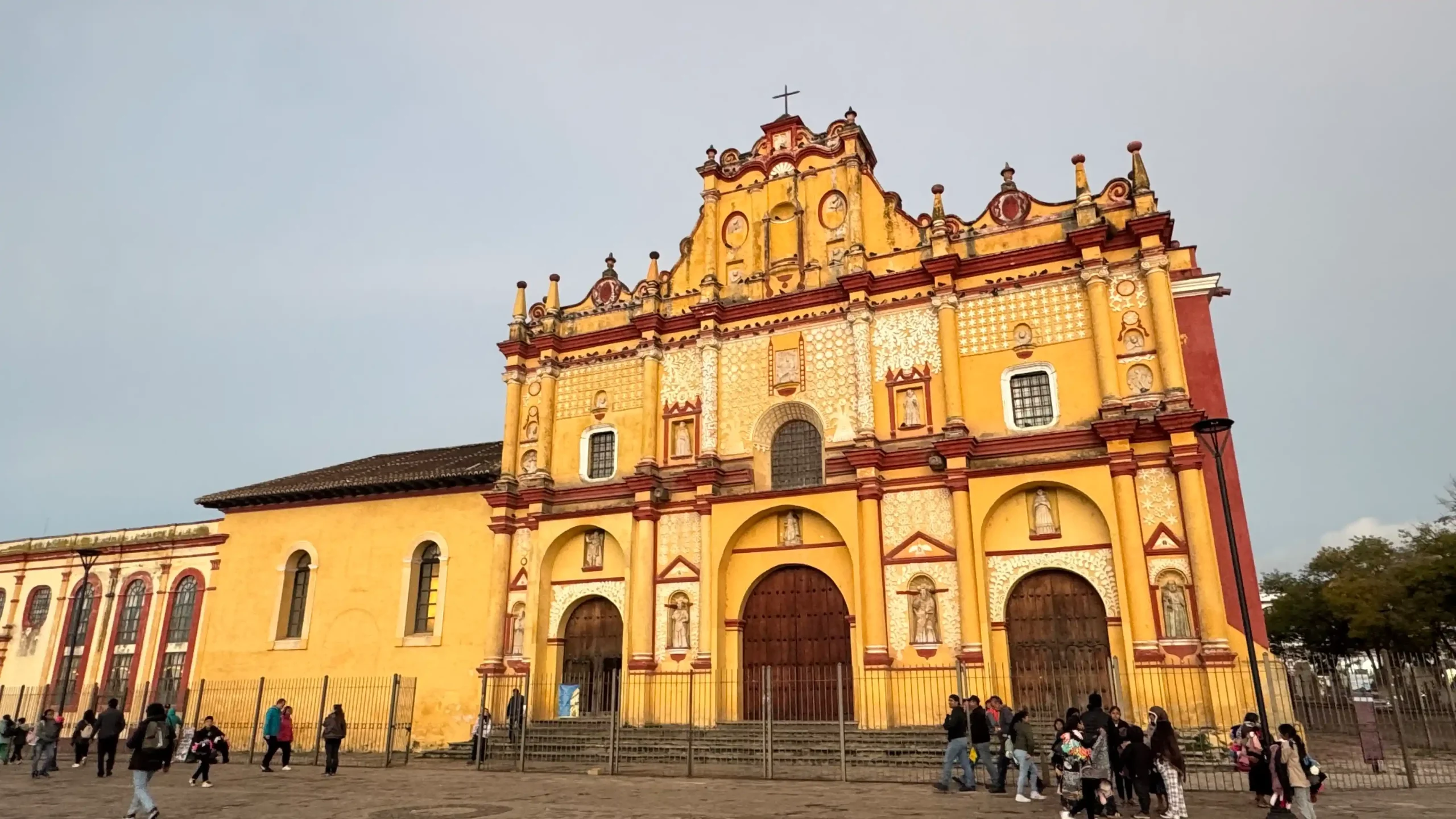 Gelb-rote Kirche am Hauptplatz vom San Cristóbal de las Casa in Chiapas im Sonnenuntergang